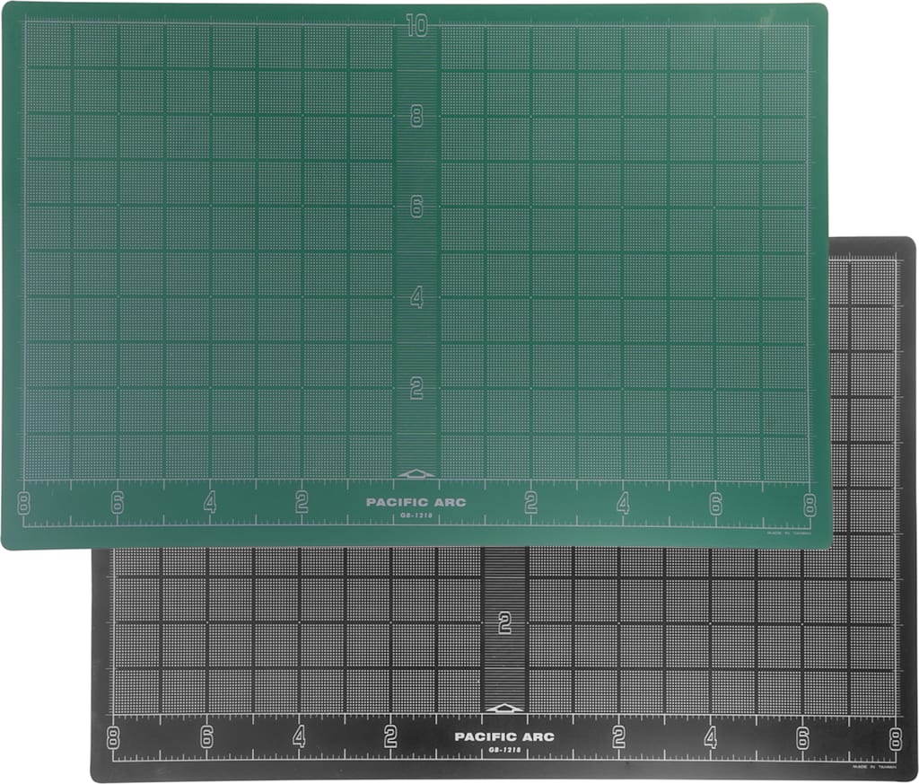 CUTTING MAT BLACK/GREEN 12X18